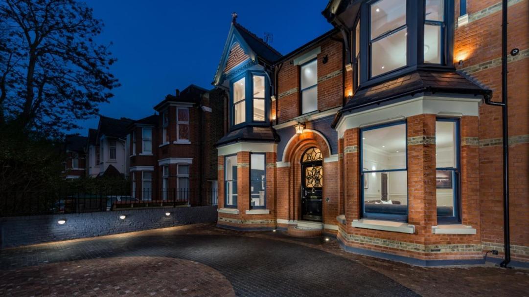 Dream House London With Gym, Cinema And Housekeeper Villa Ealing Exterior photo